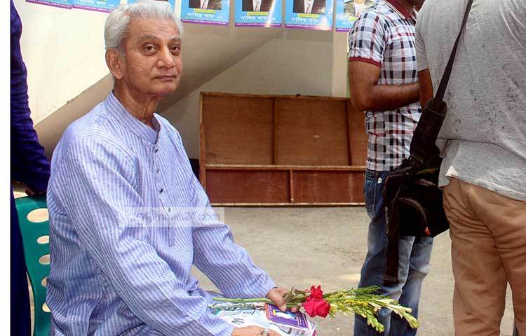 প্রবীণ অভিনেতা প্রবীর মিত্র ভোট দিতে এসে সবার সঙ্গে একটা ভালো সময়ও কাটালেন। ছবি : বিপ্লব দিক্ষিৎ