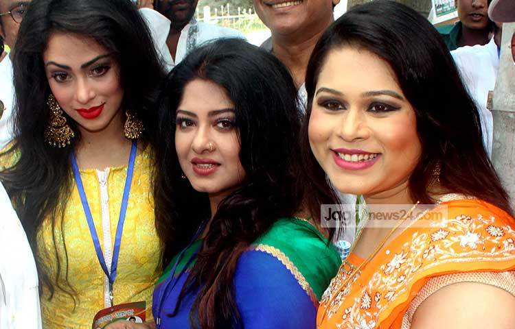 নায়িকাদের পদভারে মুখরিত ছিলো বিএফডিসি প্রাঙ্গণ। তাদেরকে ভীষণ হাসি-খুশি দেখা যাচ্ছে। ছবি : বিপ্লব দিক্ষিৎ