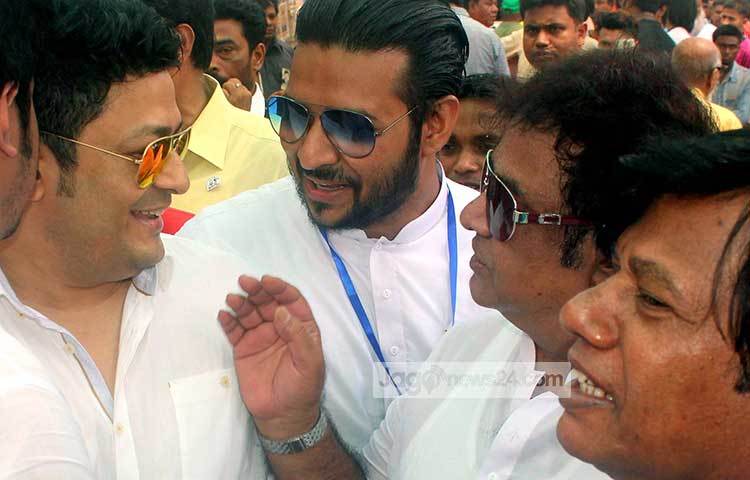 নির্বাচনের সুষ্ঠু পরিবেশ দেখে ফেরদৌস ও নিরব খুবই আনন্দিত ছিলেন। ছবি : বিপ্লব দিক্ষিৎ