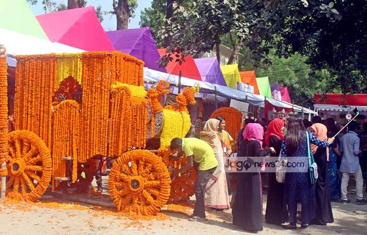 ফুল মেলায় এসে সেলফি তুলছেন পুষ্পপ্রেমীরা। পৃথিবীতে এমন মানুষ নেই বললেই চলে, যে ফুল ভালোবাসে না। ছবি : বিপ্লব দিক্ষিৎ