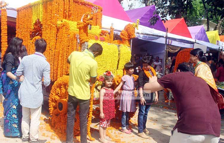 রাজধানীর বাংলা একাডেমি প্রাঙ্গণে তিনদিনব্যাপী এ ফুল মেলার নাম দেয়া হয়েছিলো &lsquo;ফ্লাওয়ার ফেস্ট-২০১৭&rsquo;। ছবি : বিপ্লব দিক্ষিৎ