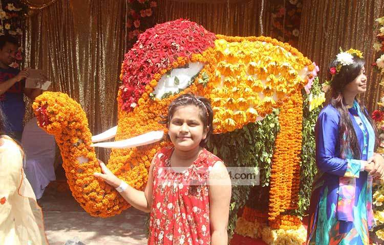 ফুলের যেমন রয়েছে প্রাকৃতিক সৌন্দর্য, তেমনি রয়েছে স্বর্গীয় সুখানুভূতিও। ফুলের প্রতি মানুষের ভালোবাসা চিরন্তন। ছবি : বিপ্লব দিক্ষিৎ