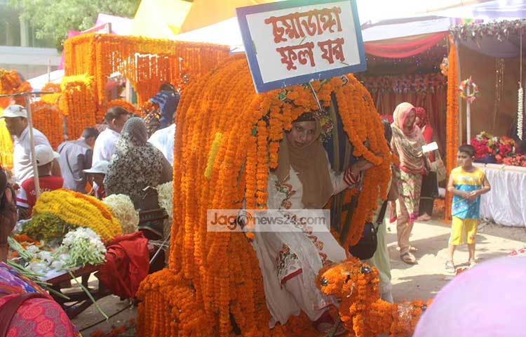 ফুলকে ভালোলাগার মাঝেই যেন মন ভালো হওয়ার কোনো এক মন্ত্র লুকিয়ে আছে, তাই তো কর্মব্যস্ত রাজধানীবাসী ফুলের প্রতি ভালোবাসা থেকে দলবেঁধে ভিড় করেছিলো ফুলের মেলাতে। ছবি : বিপ্লব দিক্ষিৎ