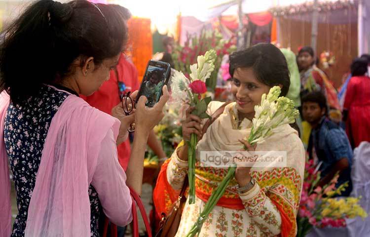 সরেজমিনে দেখা যায়, ফুলে ফুলে ছেয়ে গেছে বাংলা একাডেমি প্রাঙ্গণ। জানা-অজানা হাজারও ফুলের সমারোহে বিমোহিত দর্শনার্থীরা। ছবি : বিপ্লব দিক্ষিৎ