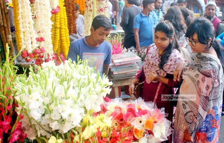 কালের গর্ভে আবারও হারিয়ে গেল একটি বছর। নতুন বছর ২০১৭ সালকে বরণ করে নিতে রাজধানীর অনেক মানুষ ফুল কিনছেন। ছবি : বিপ্লব দিক্ষৎ