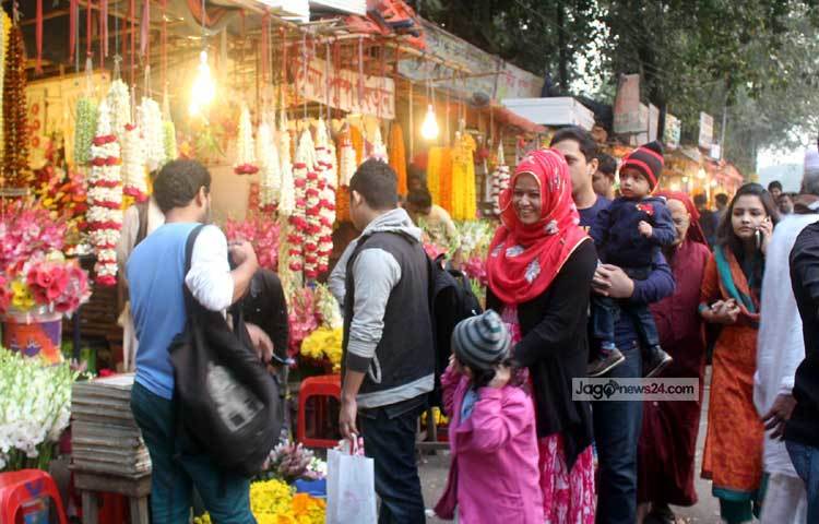বর্ষবরণের সময় এলে ফুল বিক্রি অনেকাংশে বেড়ে যায়। তাই এই সময়ে দোকানীরা ফুলও বেশি সরবরাহ করেন। ছবি : বিপ্লব দিক্ষৎ