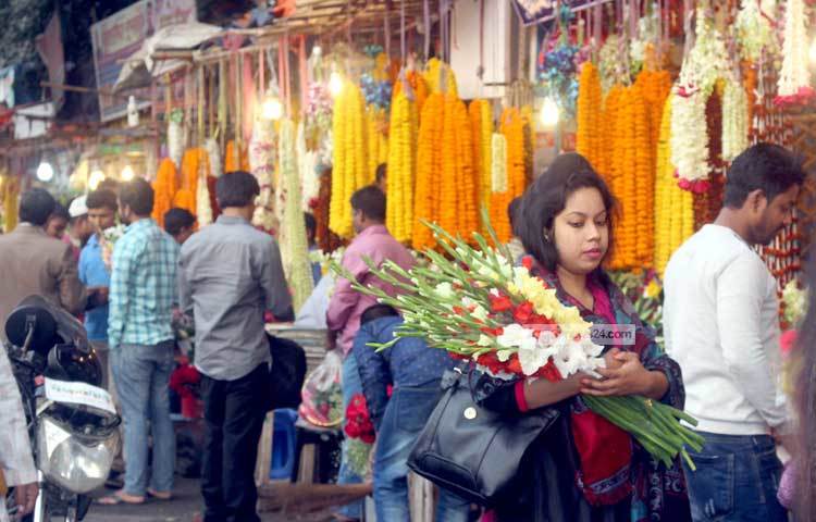 প্রিয়জনের জন্য ফুল কিনে যাচ্ছেন এই নারী। ফুলের দাম একটু বেশি হলেও তার মনে কোনো খেদ নেই। ছবি : বিপ্লব দিক্ষৎ