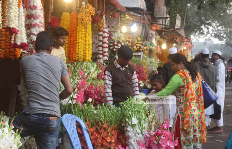 ফুল পছন্দে ব্যস্ত সবাই। বছরের প্রথম দিনে ঘর সাজাতে ফুলের বিকল্প নেই। ছবি : বিপ্লব দিক্ষৎ