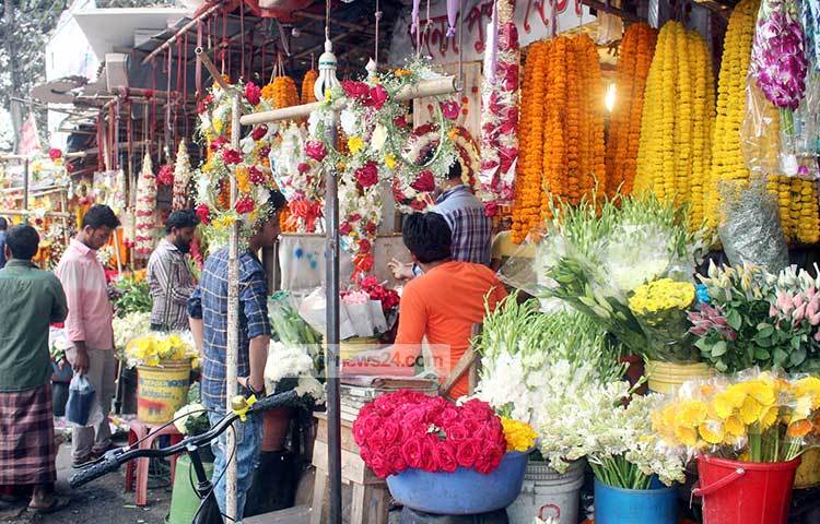 ভালোবাসা দিবসকে ঘিরে রাজধানীর শাহবাগের ফুলের দোকানে ফুল বিক্রির ধুম পড়েছে। ছবি : বিপ্লব দিক্ষিৎ