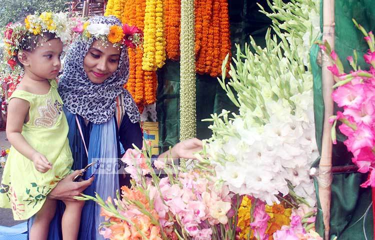 মেয়েকে নিয়ে ফুল কিনছেন এক মা। ভালোবাসা দিবস উদযাপনে ফুল কিনতে তারা ভুল করছেন না। ছবি : বিপ্লব দিক্ষিৎ
