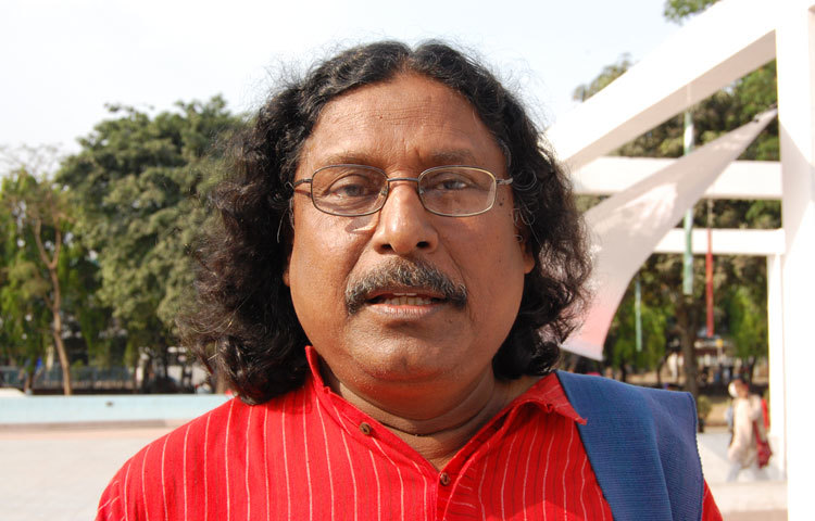 এদেশের মানুষের মুক্তির জন্য ১৯৭১ সালে ফকির আলমগীর কণ্ঠযোদ্ধা হিসেবে স্বাধীন বাংলা বেতারকেন্দ্রে যোগদান করে মুক্তিযোদ্ধাদের উদ্বুদ্ধ করেন।