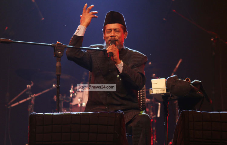 গানে গানে শ্রোতাদের মাতিয়েছেন উপমহাদেশের প্রখ্যাত শিল্পী বারী সিদ্দিকী। &nbsp;ছবি : মাহবুব আলম