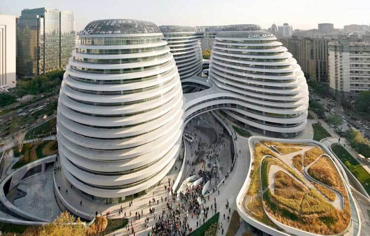 গ্যালাক্সি সোহো : বিশ্বের বিভিন্ন প্রান্ত থেকে ভ্রমণ পিপাসুরা চীনের বেইজিংয়ে অবস্থিত এই স্থাপনাটি দেখতে আসেন।