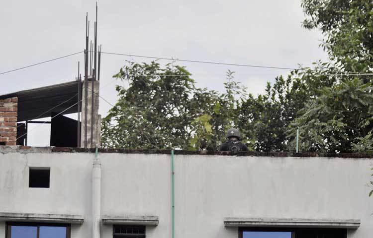 দুপুরে পুলিশের কাউন্টার টেরোরিজম ইউনিটের প্রধান মনিরুল ইসলাম বলেন, নব্য জেএমবির ঢাকা বিভাগীয় কমান্ডার আকাশ এই বাড়িতে অবস্থান করছে এমন সংবাদের ভিত্তিতে যৌথ অভিযান শুরু হয়।