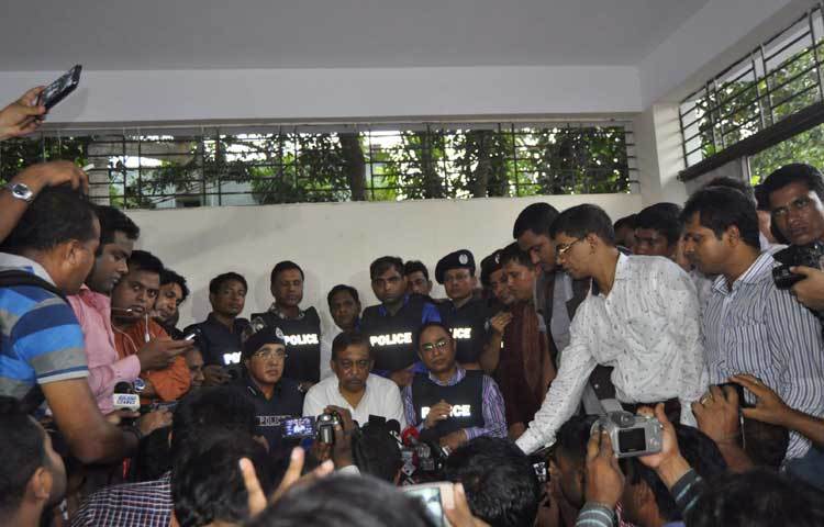 শনিবার বিকেলে স্বরাষ্ট্রমন্ত্রী আসাদুজ্জামান খান কামাল জঙ্গি অভিযান নিয়ে প্রেস ব্রিফিং করেন।