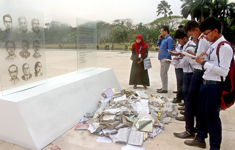 রাজধানীর সোহরাওয়ার্দী উদ্যানে গণহত্যা দিবস উপলক্ষে &lsquo;রক্তাক্ত ২৫ মার্চ গণহত্যার ইতিবৃত্ত&rsquo; শীর্ষক এক আলোচনা সভা ও আলোকচিত্র প্রদর্শনীর আয়োজন করা হয়েছে। ছবি :বিপ্লব দিক্ষিৎ