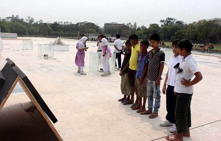 আলোকচিত্র প্রদর্শনীতে শিশুরা ১৯৭১ সালের গণহত্যার ছবি দেখছে। ছবি :বিপ্লব দিক্ষিৎ