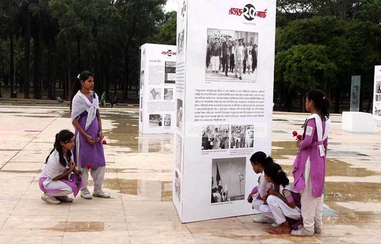 বিভিন্ন স্কুল, কলেজের শিক্ষার্থীরা &lsquo;রক্তাক্ত ২৫ মার্চ গণহত্যার ইতিবৃত্ত&rsquo; আলোকচিত্র প্রদর্শনীতে দেখতে এসেছে। ছবি :বিপ্লব দিক্ষিৎ