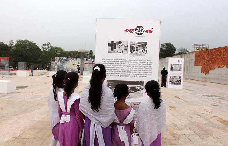 আগামী বছর থেকে স্কুল ও মাদরাসার সব ক্লাসেই ২৫ মার্চের গণহত্যার বিস্তারিত ইতিহাস তুলে ধরা হবে বলে জানিয়েছেন মুক্তিযুদ্ধ বিষয়ক মন্ত্রী আ ক ম মোজাম্মেল হক। ছবি :বিপ্লব দিক্ষিৎ