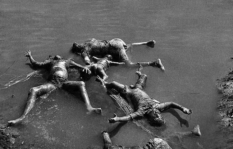 ১৯৭১ সালের ২৫ মার্চের কালরাতে পাকিস্তানি সেনাবাহিনীর বর্বরোচিত ও নৃশংস হত্যাকাণ্ড চালায় ঘুমন্ত ঢাকাবাসীর ওপর। ছবি : সংগৃহীত