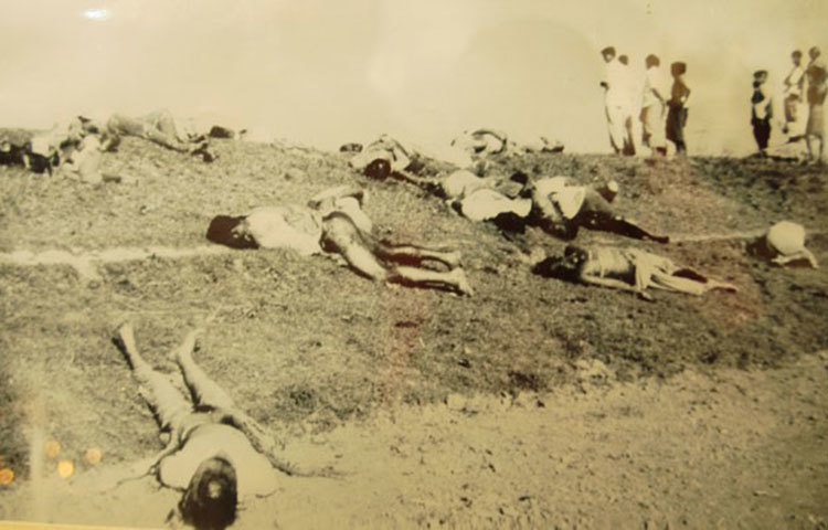 নিরস্ত্র মানুষের ওপর সেনাবাহিনী নির্বিচারে ভারী আর.আর.গান, স্বয়ংক্রিয় রাইফেল ব্যবহার করে। ইকবাল হলকে তারা প্রধান আক্রমণের লক্ষ্যবস্তুতে পরিণত করে। সেখানে প্রথম ধাক্কাতেই ২০০ ছাত্র নিহত হয়।