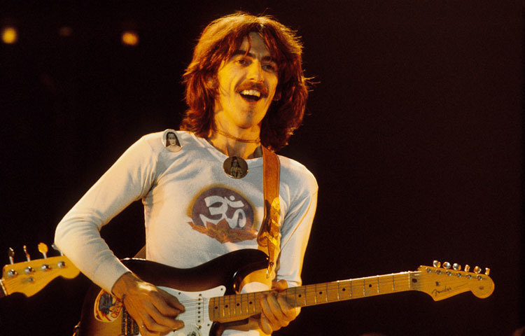 ১৯৭১ সালের ১ আগস্ট আমেরিকার নিউ ইয়র্কের ম্যাসিডন স্কয়ারে বিটলস ব্যান্ডের লিড গিটার বাদক জর্জ হ্যারিসন বাংলাদেশের মুক্তিযুদ্ধের জন্য চ্যারিটি কনসার্ট &lsquo;কনসার্ট ফর বাংলাদেশ&rsquo;-এ অংশ নিয়েছিলেন।