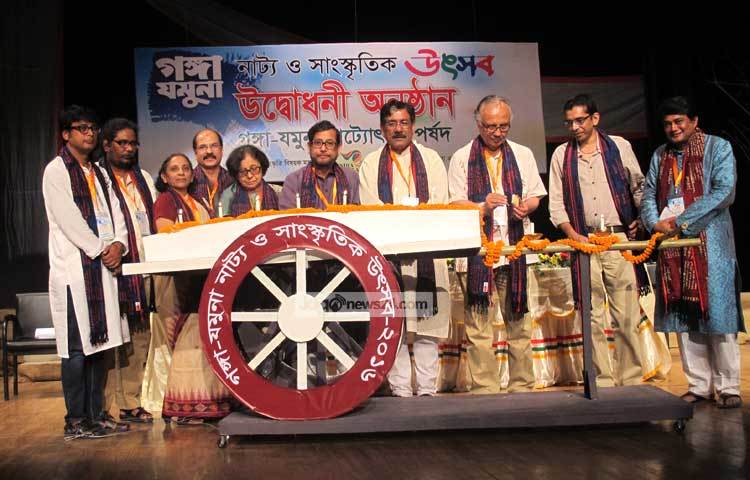 গঙ্গা-যমুনা নাট্য ও সাংস্কৃতিক উৎসবের উদ্বোধনীতে প্রদীপ জ্বালান অতিথিরা। ছবি : মাহবুব আলম