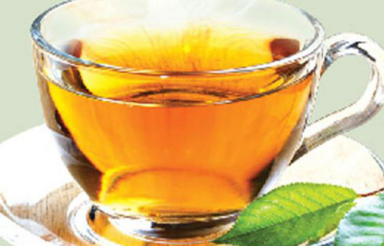 গ্রিন টি : গ্রিন টি যে অ্যান্টিঅক্সিডেন্টে ভর্তি, এ কথা সবাই জানেন। শরীরের জন্য দারুণ উপকারী গ্রিন টি। ওজন কমানো ছাড়াও দিনের বেলা দুই খাবারের মধ্যবর্তী সময়ে উষ্ণ পানীয় হিসেবে বা সন্ধ্যায় নিজেকে চাঙা করতে গ্রিন টি কার্যকর।