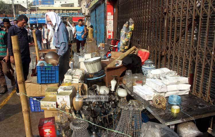 রাজধানীর গুলশান-১ নম্বরের ডিএনসিসি মার্কেটের একাংশ আগুনে ধসে পড়েছে। আগুন নিয়ন্ত্রণে ফায়ার সার্ভিসের ২২টি ইউনিট কাজ করেছে। অগ্নিকাণ্ডের সময় কিছু দোকানের মালামাল ব্যবসায়ীরা বাইরে নামাতে পেরেছেন। ছবি : বিপ্লব দিক্ষিৎ