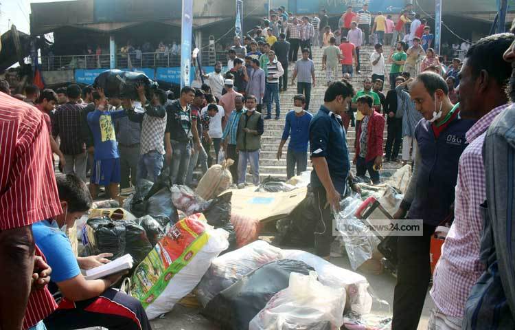 গুলশানের অগ্নিদগ্ধ মার্কেটর পাশের দোকানের পাওয়া মালামাল সরানো হচ্ছে। ছবি : বিপ্লব দিক্ষিৎ