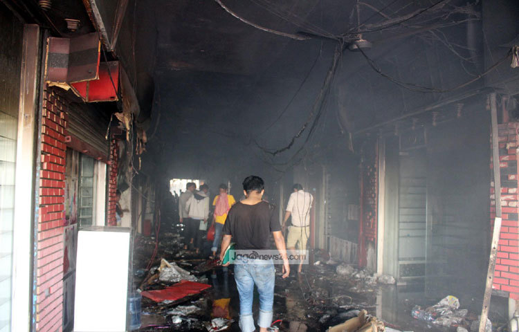 আগুনে মার্কেটের অধিকাংশ দোকান পুড়ে গেছে। ছবি : বিপ্লব দিক্ষিৎ