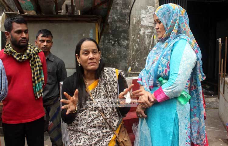 সম্পদ হারিয়ে আহাজারি করছেন এই নারী। তাকে স্বজনরা সান্ত&brvbar;না দিচ্ছেন। ছবি : বিপ্লব দিক্ষিৎ