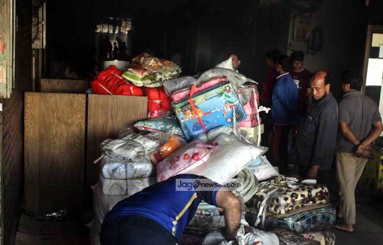 ক্ষতি কাটিয়ে উঠতে সবজি ও মুদি ব্যবসায়ীদের পার্কিংয়ের জায়গায় অস্থায়ীভাবে বসানোর ব্যবস্থা করা হবে। ছবি : বিপ্লব দিক্ষিৎ