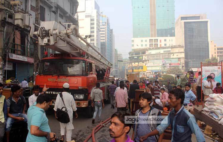 সরেজমিনে দেখা গেছে, রাজধানীর ডিএনসিসি মার্কেটের অধিকাংশ দোকান পুড়ে গেছে।