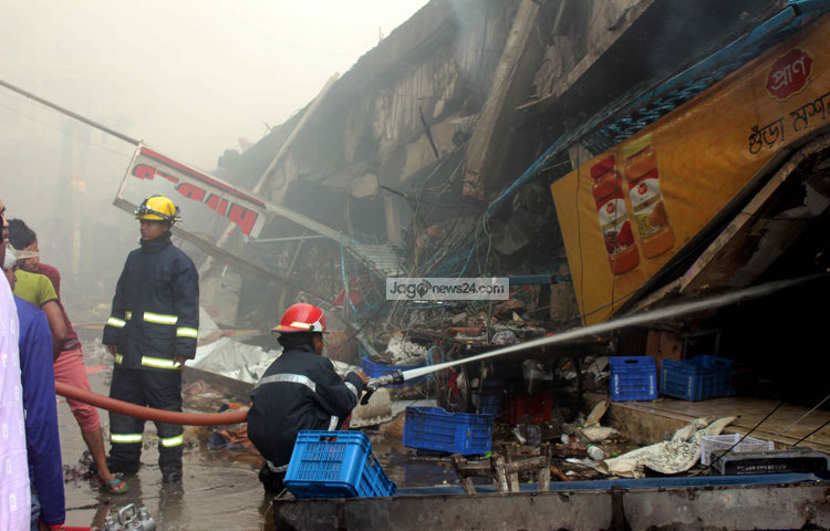 অগ্নিনির্বাপন কর্মীরা আগুন নিয়ন্ত্রনে আনার প্রাণপণ চেষ্টা চালিয়েছেন। ছবি : বিপ্লব দিক্ষিৎ