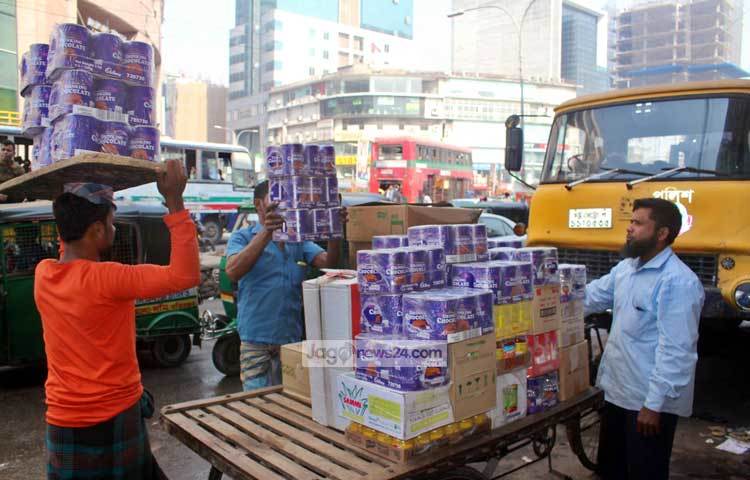 মালামাল সরিয়ে নিচ্ছেন দোকানীরা। আগুনে আংশিক ক্ষতিগ্রস্ত গুলশানের ডিএনসিসি দক্ষিণ পাকা মার্কেটটি আগামী ৬ জানুয়ারি শুক্রবার খুলে দেয়ার সিদ্ধান্ত নিয়েছে মার্কেট কর্তৃপক্ষ। ছবি : বিপ্লব দিক্ষিৎ