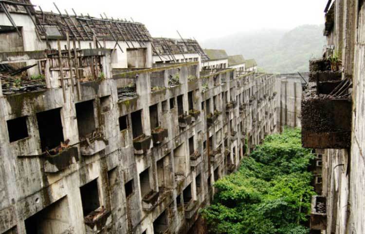 হাশিমা দ্বীপ : এ বিরাট দ্বীপটি রয়েছে জাপানে। স্থানীয়রা দ্বীপটিকে গানকানজিমা নামে ডেকে থাকে। নাকাসাকি বিস্ফোরণের কারণে জাপানের যে ৫০৫টি দ্বীপ বসবাসের অনুপযোগী হয়েছে হাশিমা তার একটি। দ্বীপটি ভূতের দ্বীপ নামে পরিচিত।