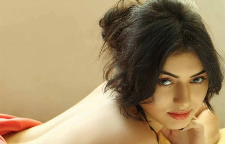 চোখের ভাষায় মনের কথা বলছেন হানসিকা মটওয়ানি। ও চোখের জাদুতে তিনি তরুণদের হৃদয় জয় করেছেন।