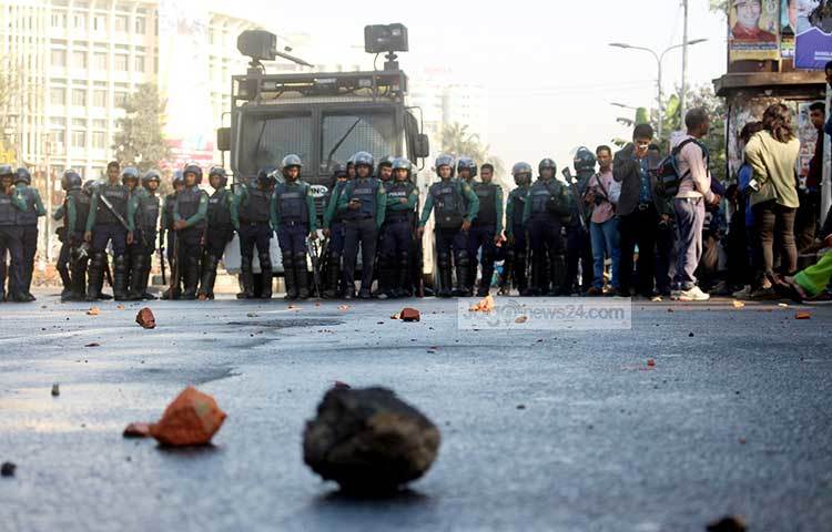 হরতালে শাহবাগ এলাকায় পুলিশি অ্যাকশন। ছবি : বিপ্লব দিক্ষিৎ