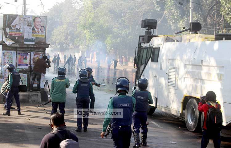 সকালে পুলিশ হরতাল সমর্থনকারীদের উপর পুলিশ টিয়ার গ্যাস ও জলকামান ব্যবহার করে। ছবি : বিপ্লব দিক্ষিৎ