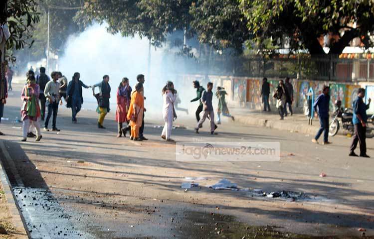 পুলিশের ছোড়া জলকামান ব্যবহারের পর শাহবাগে আন্দোলনকারীরা ছত্রভঙ্গ হয়ে যায়। ছবি : বিপ্লব দিক্ষিৎ