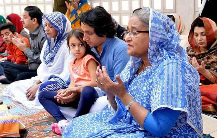 প্রধানমন্ত্রী শেখ হাসিনা গোপালগঞ্জের টুঙ্গিপাড়ায় জাতির জনক বঙ্গবন্ধু শেখ মুজিবুর রহমানের সমাধি কমপ্লেক্সে মোনাজাত করছেন।