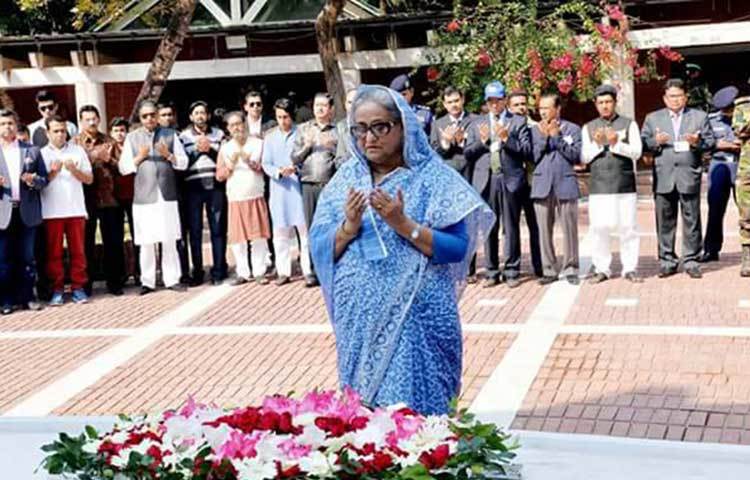 শেখ হাসিনা গোপালগঞ্জের টুঙ্গিপাড়ায় জাতির জনক বঙ্গবন্ধু শেখ মুজিবুর রহমানের সমাধি কমপ্লেক্সে পুষ্পস্তবক অর্পণ শেষে মোনাজাত করছেন।