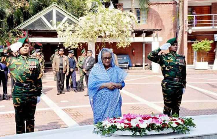 শেখ হাসিনা গোপালগঞ্জের টুঙ্গিপাড়ায় জাতির জনক বঙ্গবন্ধু শেখ মুজিবুর রহমানের সমাধি কমপ্লেক্সে পুষ্পস্তবক অর্পণ করছেন।