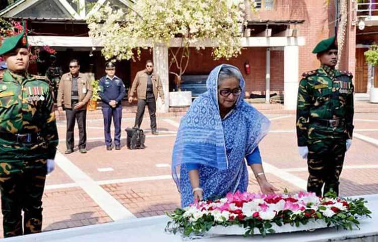 শেখ হাসিনা গোপালগঞ্জের টুঙ্গিপাড়ায় জাতির জনক বঙ্গবন্ধু শেখ মুজিবুর রহমানের সমাধি কমপ্লেক্সে পুষ্পস্তবক অর্পণ করে গভীর শ্রদ্ধা জ্ঞাপন করছেন।
