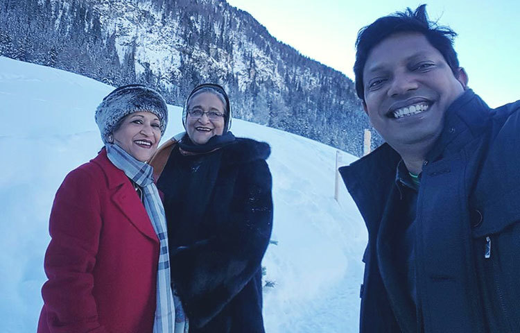 প্রধানমন্ত্রী শেখ হাসিনা ডব্লিউইএফ ২০১৭-এর বার্ষিক সম্মেলনে সুইজারল্যান্ডে রয়েছেন। তার সঙ্গে রয়েছে ছোট বোন শেখ রেহান ও তথ্য ও যোগাযোগ প্রযুক্তি প্রতিমন্ত্রী জুনাইদ আহমেদ পলক। জুরিখ বিমানবন্দরে পলকের সেলফিতে বন্দি হয়েছেন তারা দুই বোন। ছবি : ফেসবুক