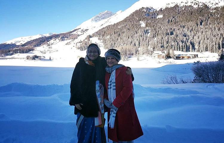 হাসোজ্জ্বল ভঙ্গিতে প্রধানমন্ত্রী শেখ হাসিনা ও শেখ রেহানা। ছবি : ফেসবুক