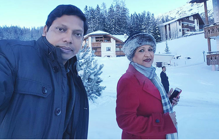 সেলফি তোলায় নিমগ্ন পলক ও শেখ রেহানা। ছবি : ফেসবুক