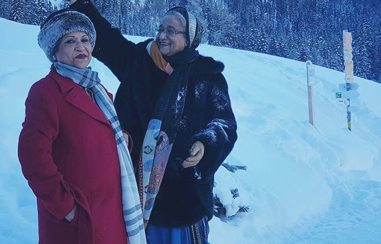 প্রচণ্ড শীতে পড়া বরফ নিয়ে শেখ হাসিনা রেহানার সঙ্গে মজা করছেন। ছবি : ফেসবুক