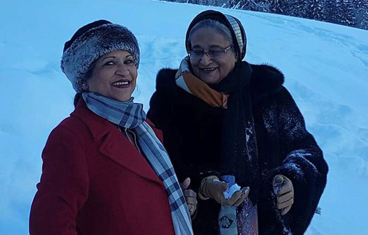 বরফ হাতে নিয়ে হাসছেন প্রধানমন্ত্রী। ছবি : ফেসবুক